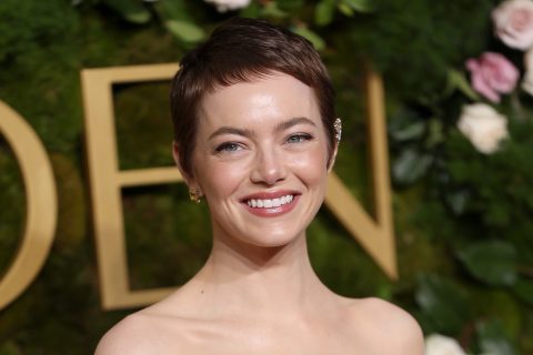 Emma Stone rövid hajjal mosolyog