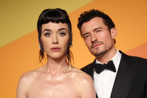 Orlando Bloom és Katy Perry a kamerába néz