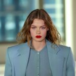 Szőke hajú nő kék blézerben