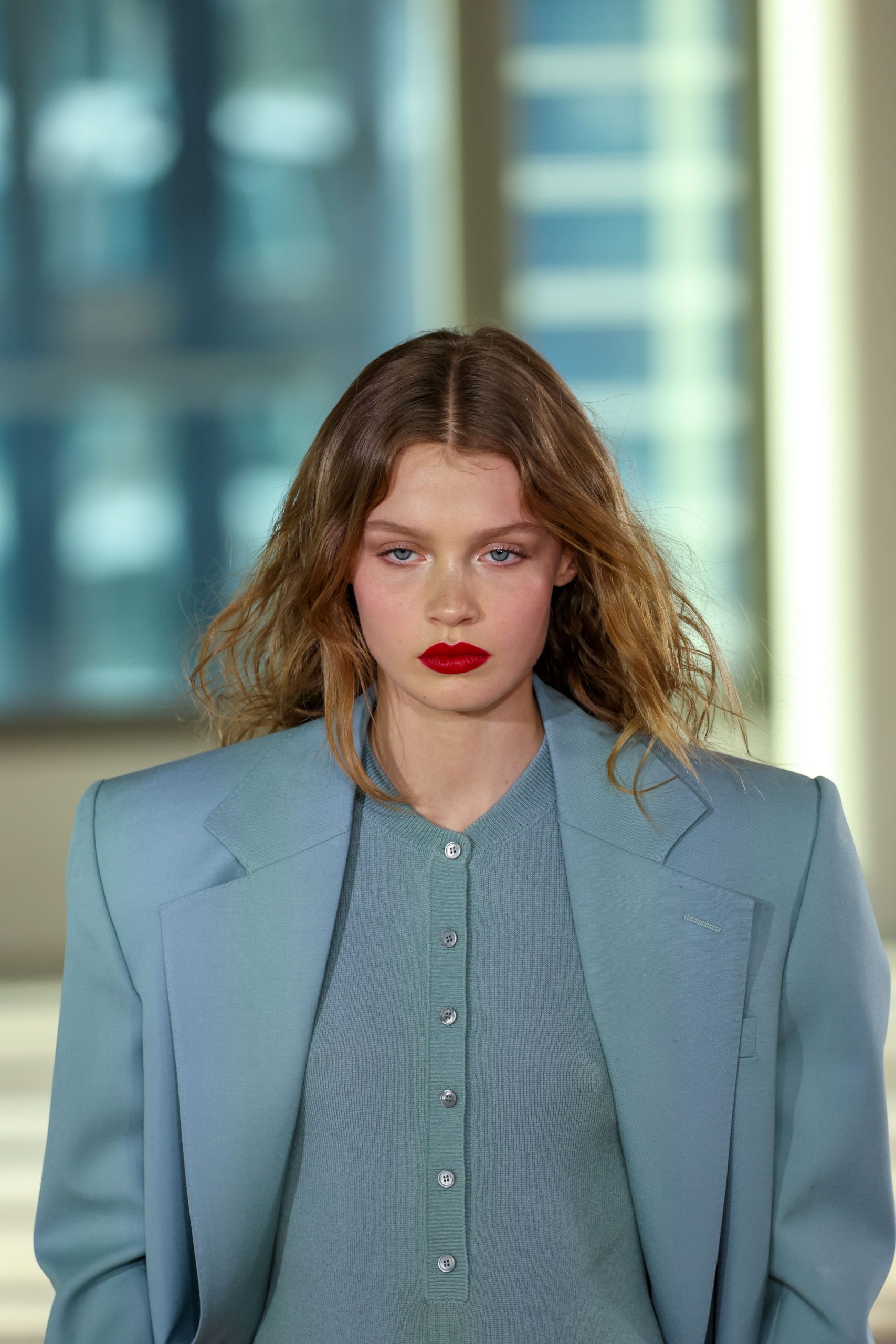 Szőke hajú nő kék blézerben