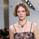 Rövid szőke hajú modell a kifutón