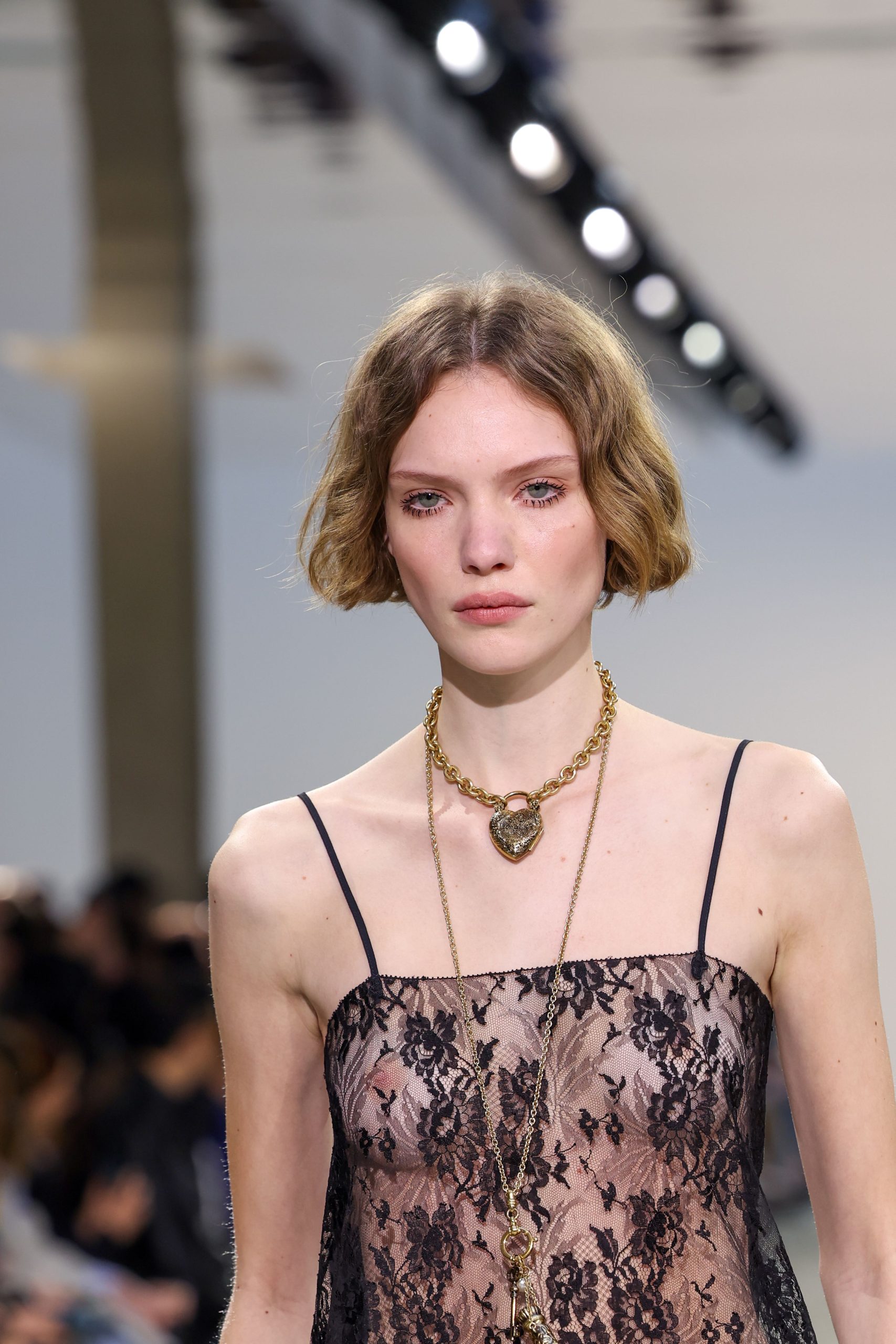 Rövid szőke hajú modell a kifutón