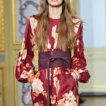 Sötétszőke hajú modell a kifutón