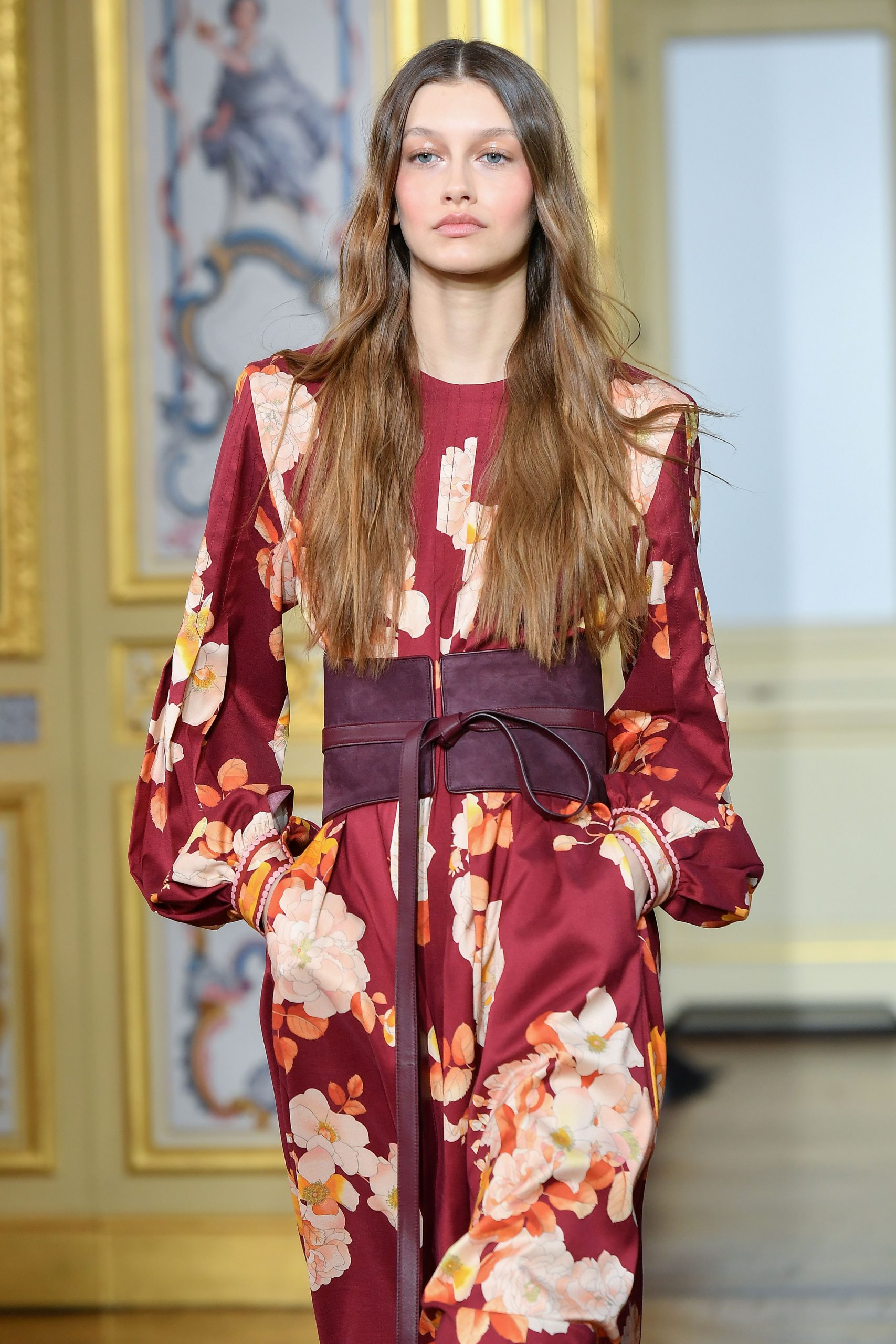 Sötétszőke hajú modell a kifutón