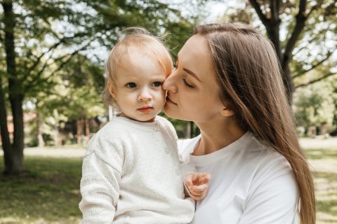 Anya öleli gyerekét