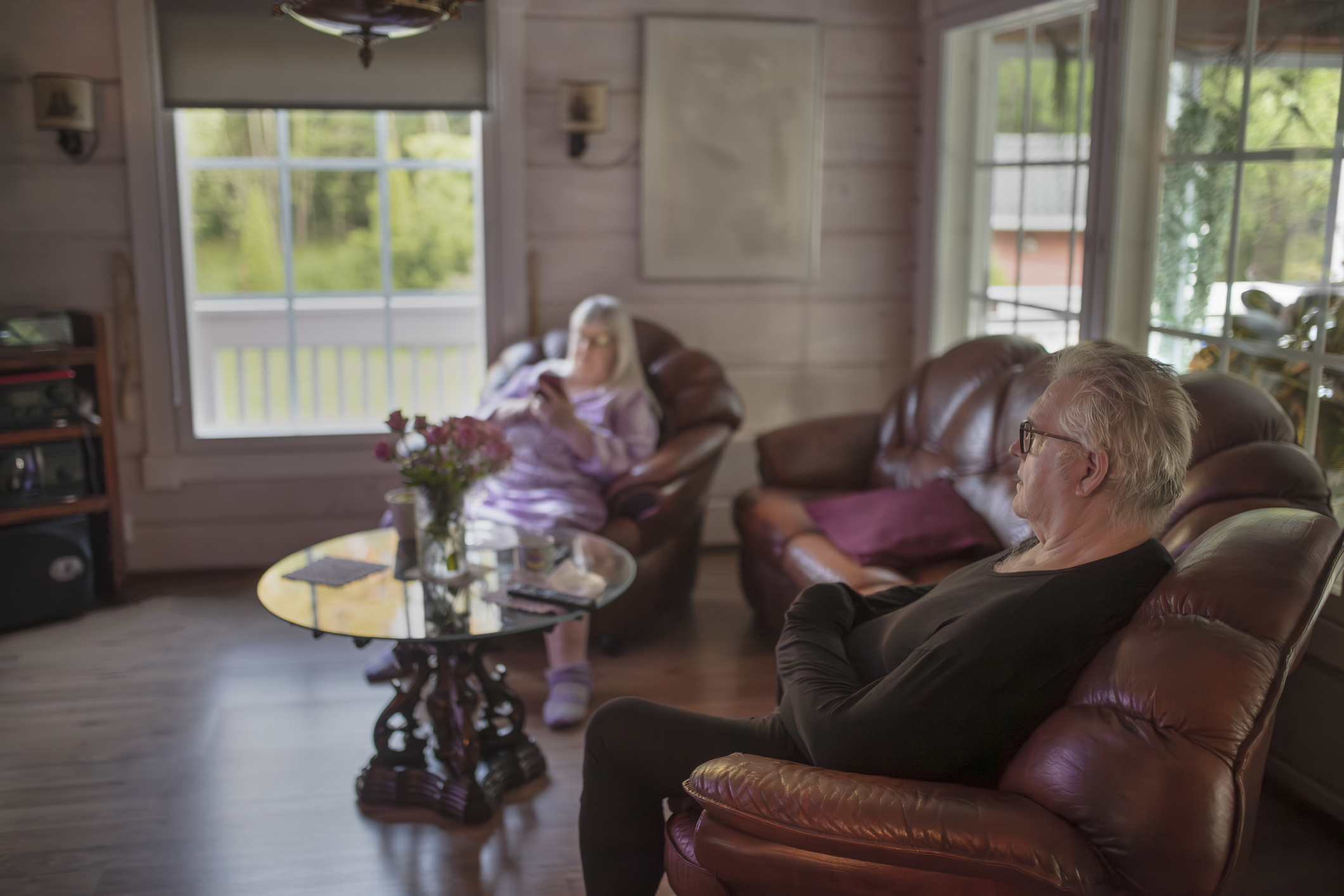 Idős házaspár ül a kanapén