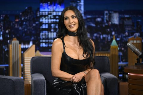 Kim Kardashian fekete ruhában Jimmy Fallon műsorában 2025