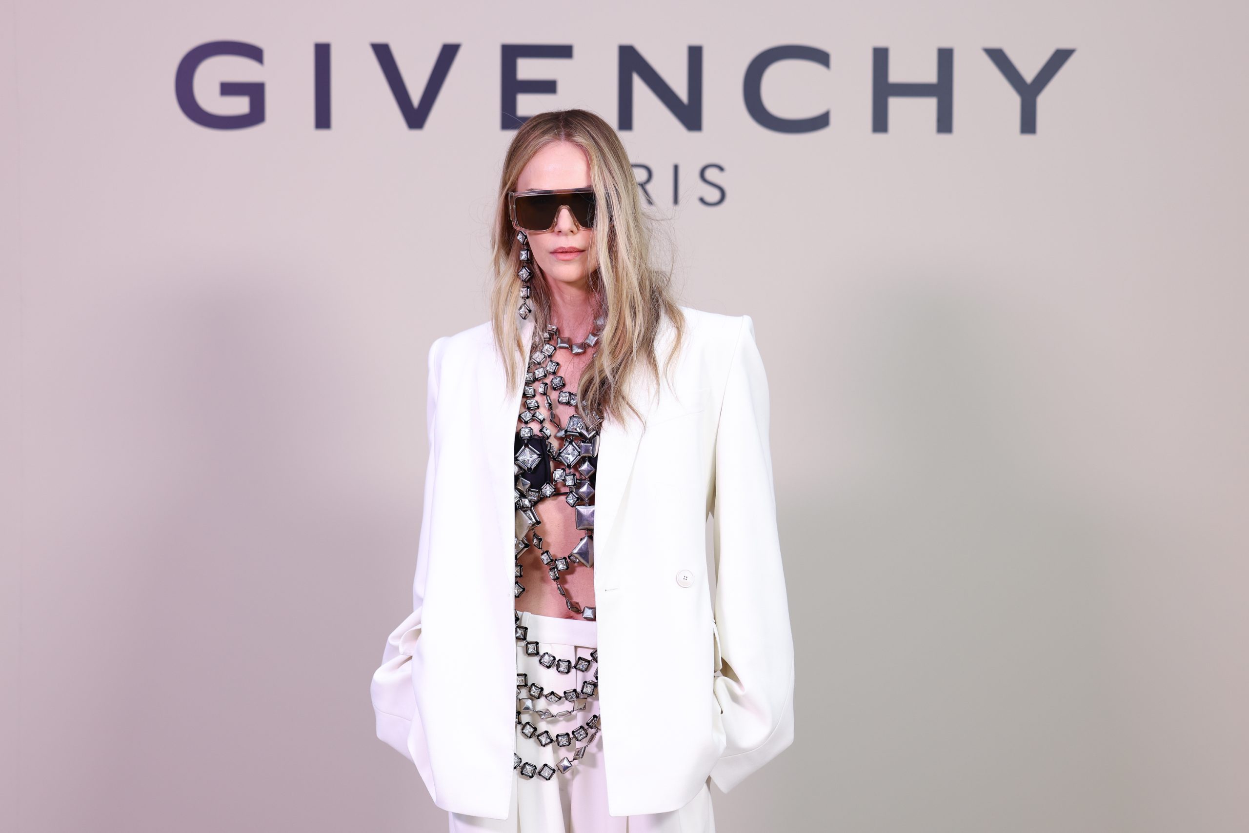 Charlize Theron a párizsi divathéten