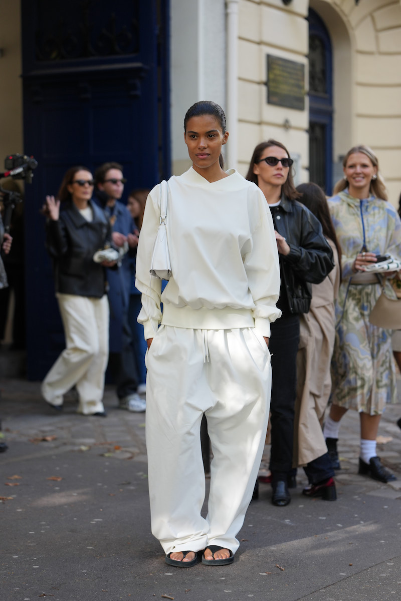 Fehér ruhákat viselő modell