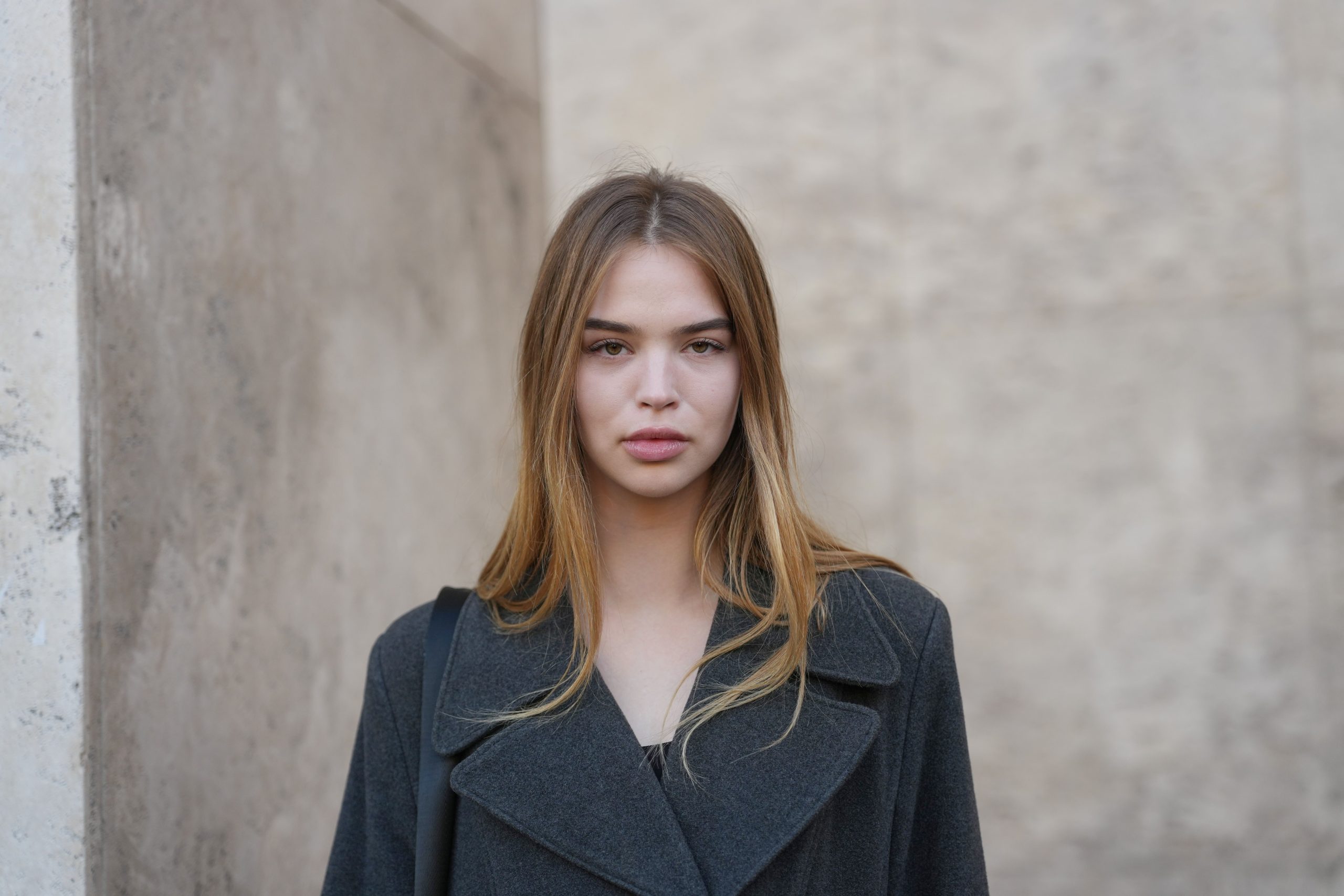 Nő a kamerába néz