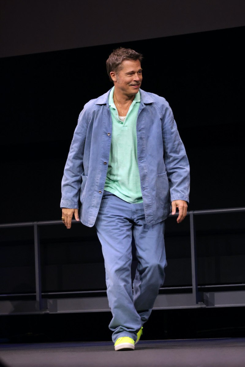 Brad Pitt részt vett az Apple Films F1 című filmjének különleges vetítésén, amelyet 2025. október 12-én tartottak a Los Angeles-i Academy Museum of Motion Picturesben. Kék öltönyt és zöld inget visel.