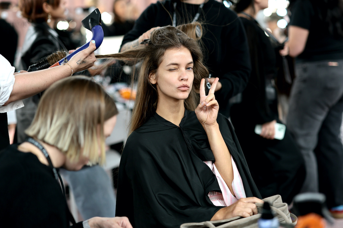 palvin-barbara-vagyik-magyarorszagra | Marie Claire Palvin Barbara smink nélkül integet, Victoria’s Secret Fashion Show 2025 backstage