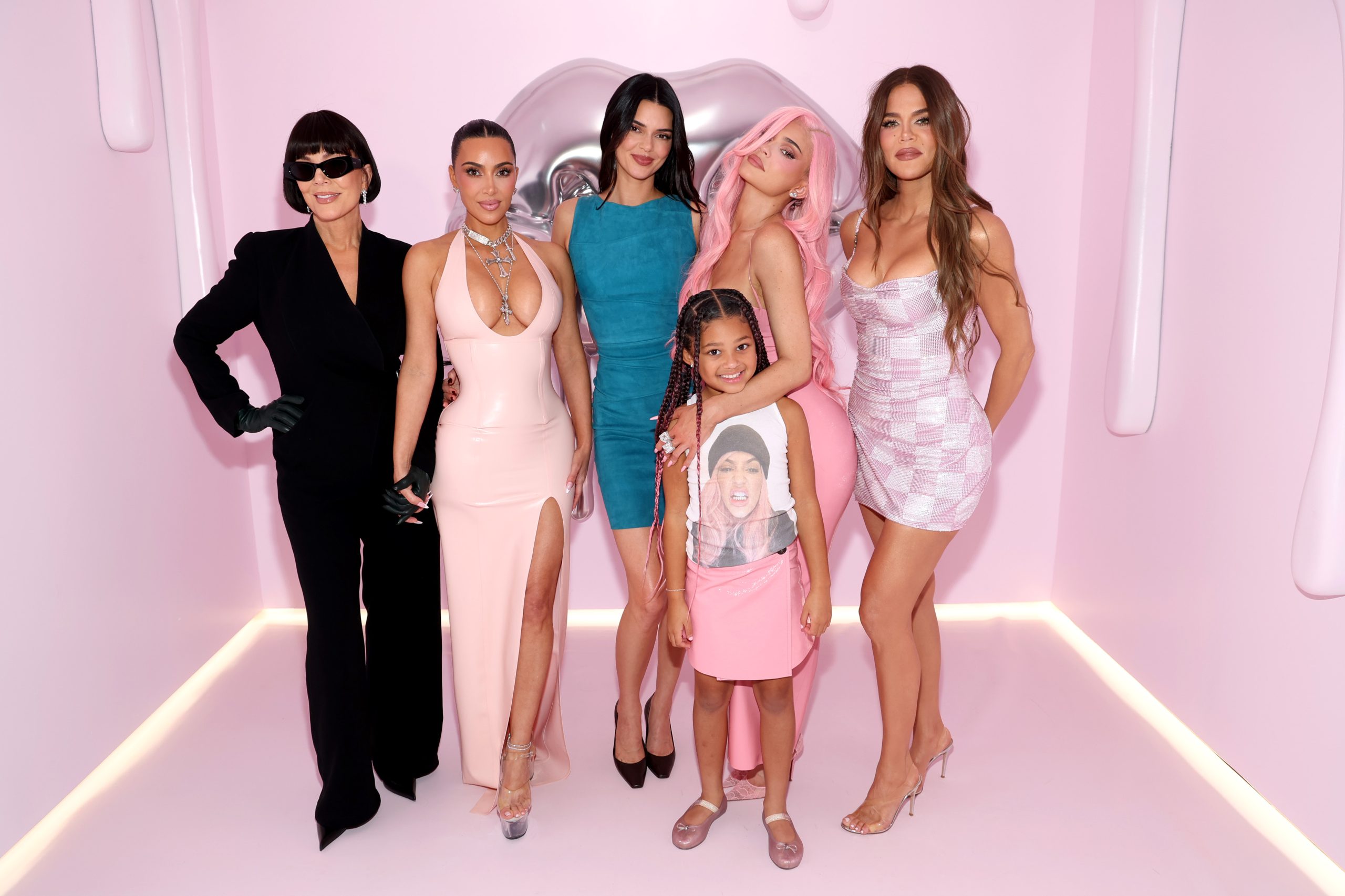 Kris Jenner, Kim Kardashian, Kendall Jenner, Stormi Webster, Kylie Jenner és Khloé Kardashian részt vesznek a Kylie Jenner eseményén
