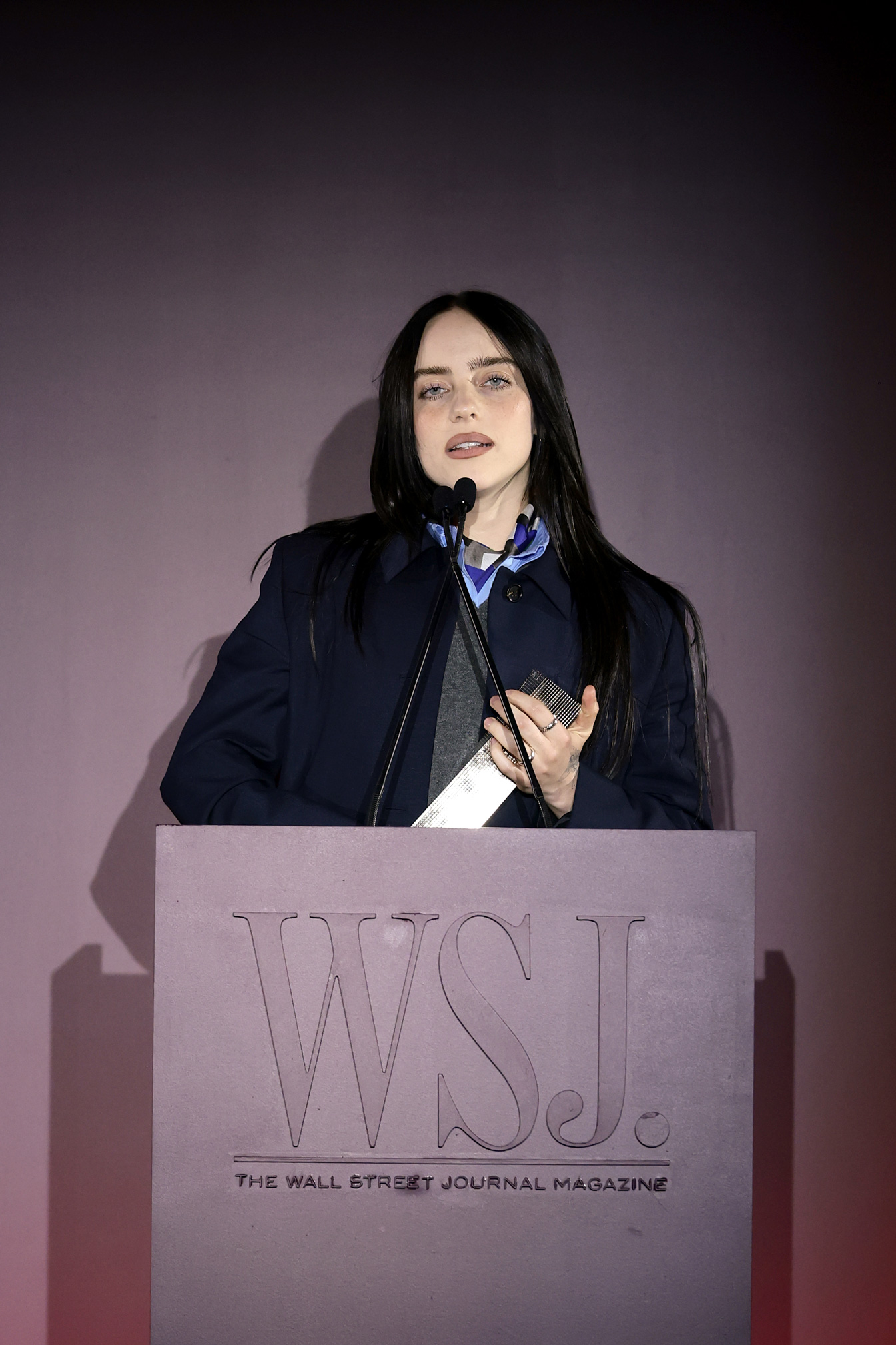 Billie Eilish a színpadon beszél a WSJ. Magazine 2025 Innovator Awards díjátadóján a MoMA-ban, 2025. október 29-én, New Yorkban.