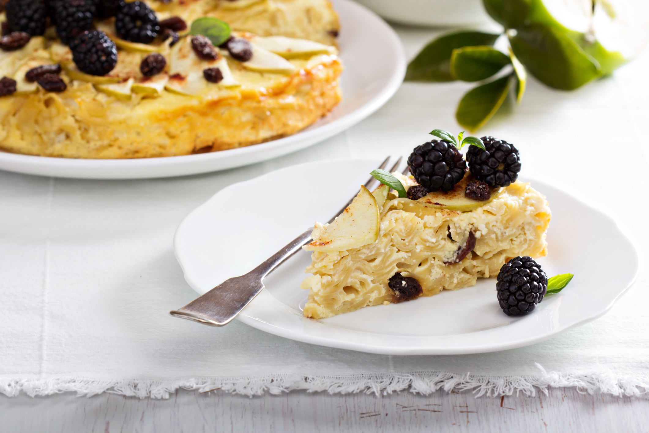 Hagyományos osztrák stíriai metélt gyümölcsökkel díszítve, fehér kerámián tálalva