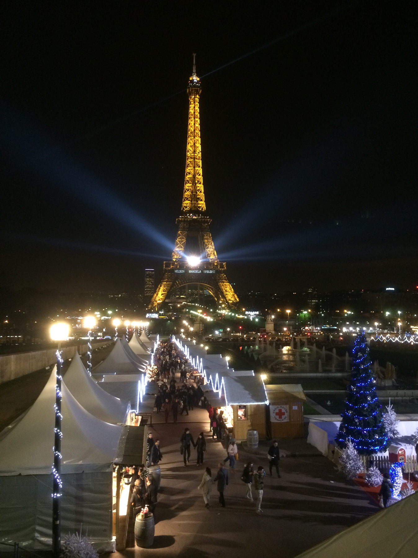 A párizsi Eiffel torony, előtte a téren karácsonyi vásár