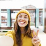 Fiatal nő "Viktória" jelet mutat