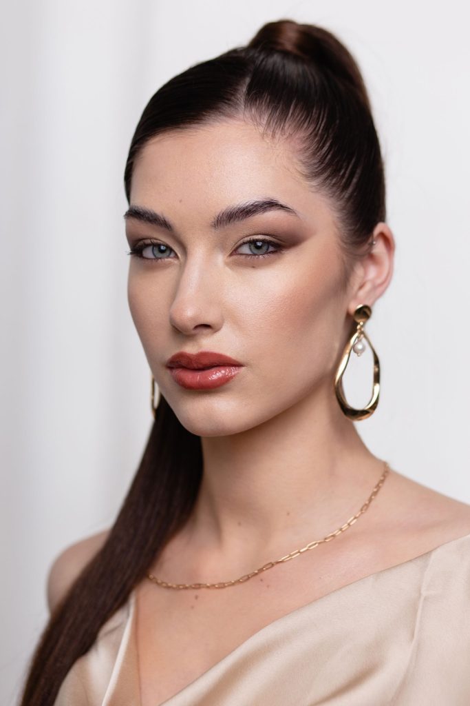 fiatal nő őszi sminkben