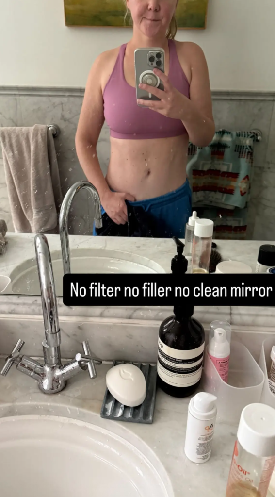 Amy Schumer megmutatta lapos hasát az Instagramon