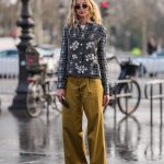 Modell tweed szettben vonul az utcán