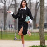 Modell tweed szettben vonul az utcán