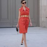 Modell tweed szettben vonul az utcán