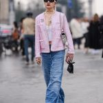 Modell tweed szettben vonul az utcán