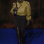 Modell hímzett ruhában vonul