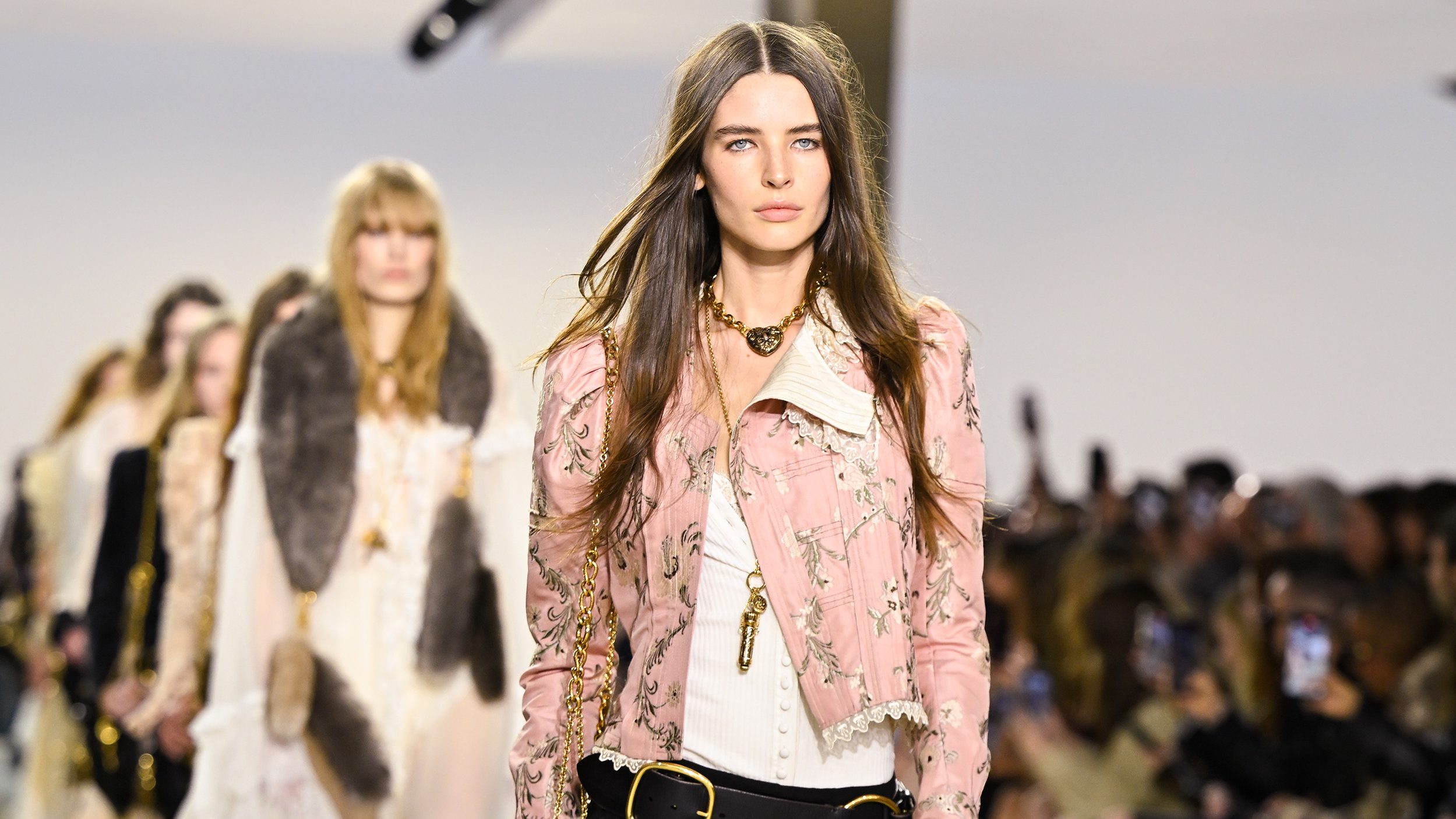 Modell hímzett ruhában vonul