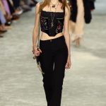 Modell hímzett ruhában vonul