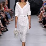 Modell hímzett ruhában vonul