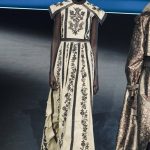 Modell hímzett ruhában vonul