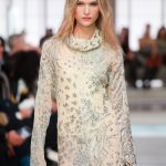 Modell hímzett ruhában vonul