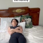 A múmia: Gyakran fekszel hanyatt, a karjaidat a mellkasod előtt összekulcsolva? Ha igen, az annak a jele lehet, hogy a nappali stressz miatt zárkózott vagy. Ugyanakkor „A karok keresztbe tétele hiper-éberséget jelezhet” – mondja Kissen, aki szerint ez az alvási pozíció olyan, mintha valami rossztól próbálnád megóvni magad.