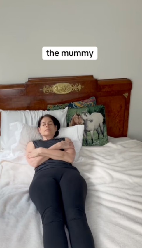 A múmia: Gyakran fekszel hanyatt, a karjaidat a mellkasod előtt összekulcsolva? Ha igen, az annak a jele lehet, hogy a nappali stressz miatt zárkózott vagy. Ugyanakkor „A karok keresztbe tétele hiper-éberséget jelezhet” – mondja Kissen, aki szerint ez az alvási pozíció olyan, mintha valami rossztól próbálnád megóvni magad.