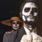 2. A halottakat ünnepeljük: Az ír mitológiában a Samhain – ma Halloween - egyike volt annak a négy fesztiválnak, amelyeket a naptári év során ünnepeltek, és főként a halottakra összpontosítottak. A Samhain ellentéte a Bealtaine volt az élőket ünneplő ünnep. Nehéz pontosan leírni, hogyan zajlottak ezek az ünnepek 2000 évvel ezelőtt, de az ebből az időszakból származó mesék áldozatokra utalnak. Egyes tudósok még azt is feltételezik, hogy emberáldozat is volt.