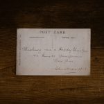 Egy régi képeslap, rajta írással