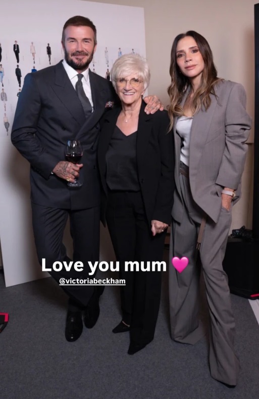 David Beckham anyukájával és Victoria Beckhammel