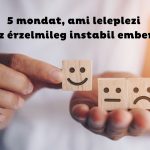 Nő fakockákat tart a kezében, közömbös, boldog, szomorú arcút, a mosolygósat felemeli