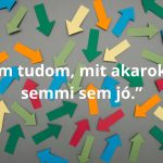 Össze-vissza mutató színes nyilak szürke háttéren