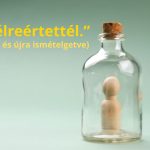 Üvegbe zárt fa emberfigura halványzöld háttéren