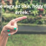 Nő mutatóujjával jobbra bök, zöldre lakkozott körmökkel, háttérben kert elmosódva