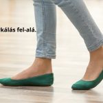 Vékony nő lábszára, zöld balerina cipőben, farmerben lép.