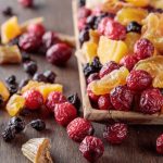 Vegyes aszalt gyümölcsök tányéron, néhány kiszórodott mellé