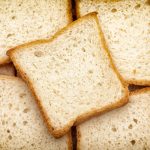 Szendvicskenyerek egymás mellé helyezve, egy a kupac tetején