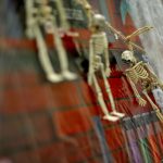 Minicsontvázakból készült füzér halloween dekoráció