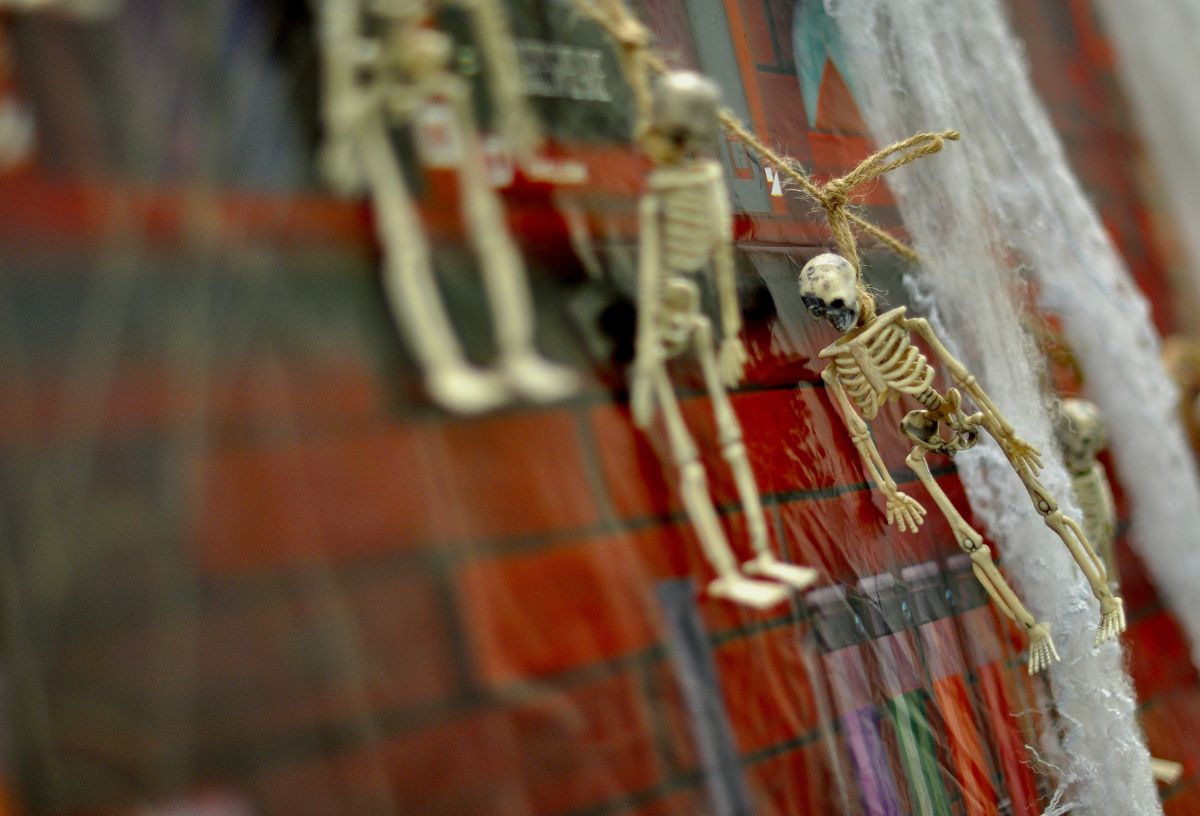 Minicsontvázakból készült füzér halloween dekoráció