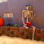 Csontvázkalóz kerítsére ültetve halloween dekorációnak