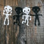 Mexikói halottak napja stílusú, fekete és fehér papír csontvázakból készült füzér halloween dekorációként