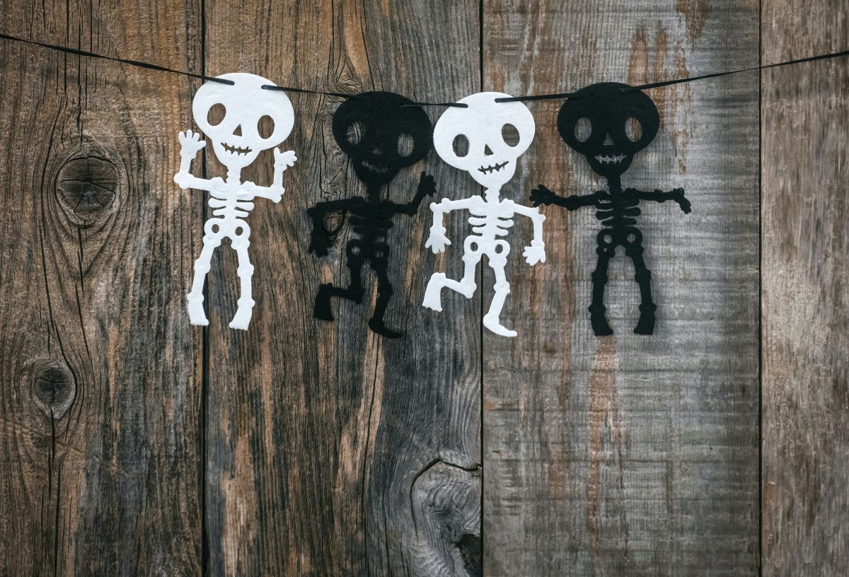 Mexikói halottak napja stílusú, fekete és fehér papír csontvázakból készült füzér halloween dekorációként